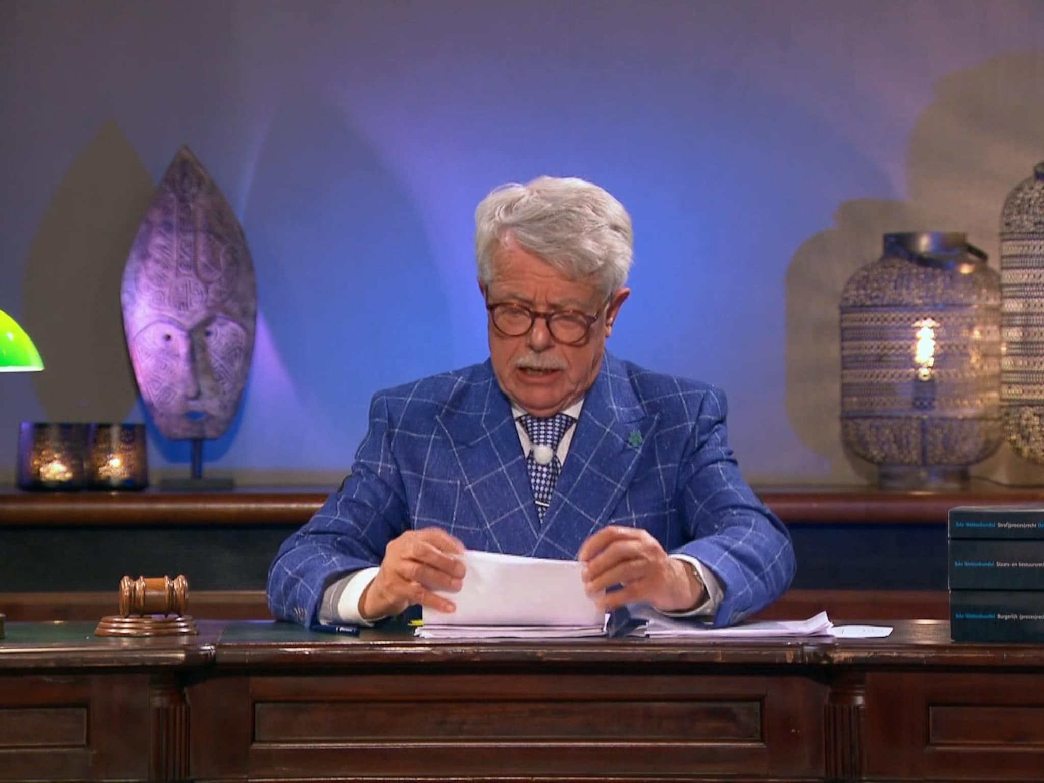Mr. Frank Visser doet uitspraak grijpt in: ‘Nu even uw mond houden’